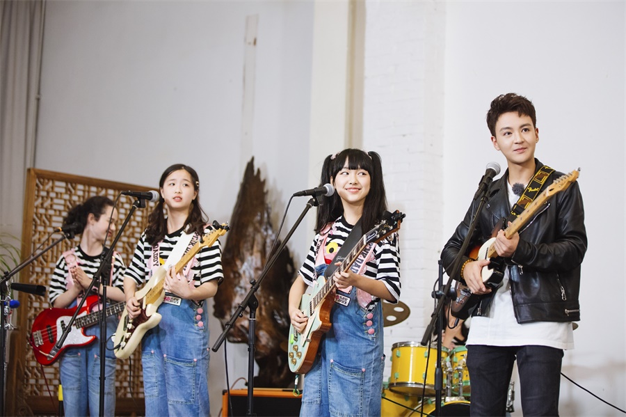 </i>吴羽卿再现父母经典爱情往事 吴刚演唱烫嘴重