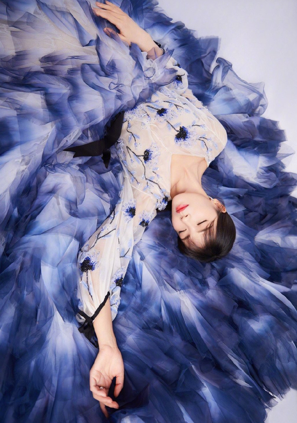 刘涛春晚造型颜值爆棚与黄晓明合体拜年