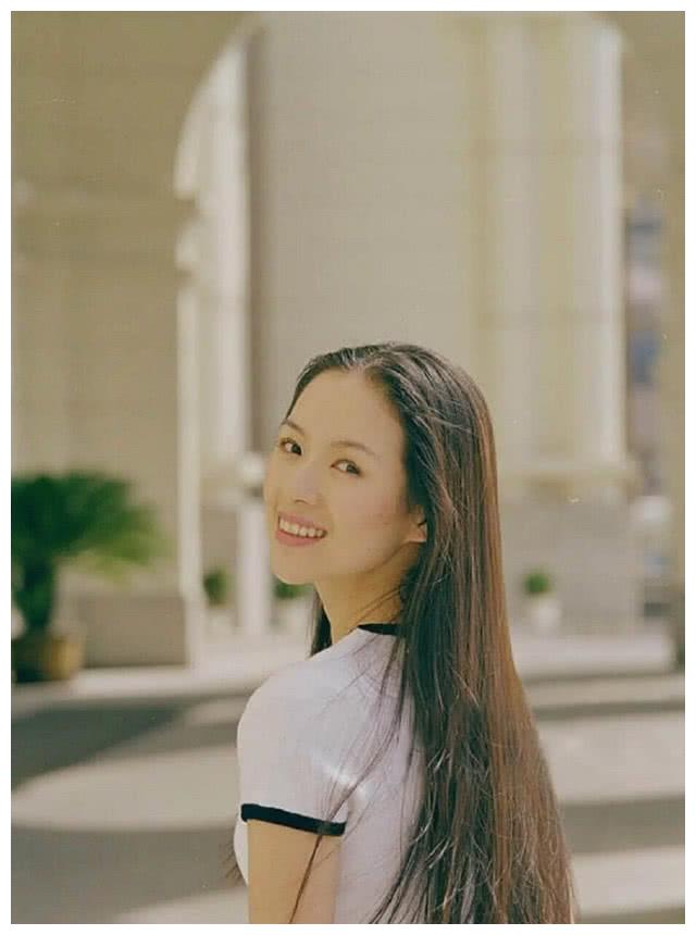 章子怡大学时期写真曝光身穿连体衣时尚大方