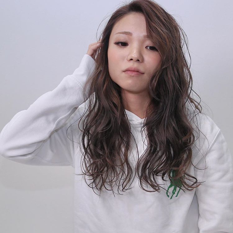 女生烫微卷发型大脸变小脸自然简单才是真的美