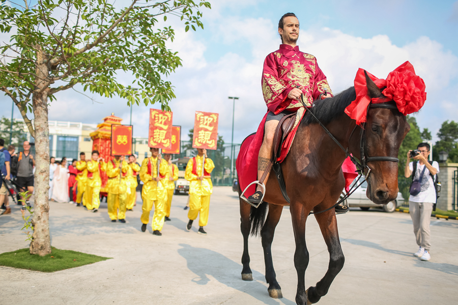 外教夫妻举办中式婚礼骑大马穿龙袍迎亲
