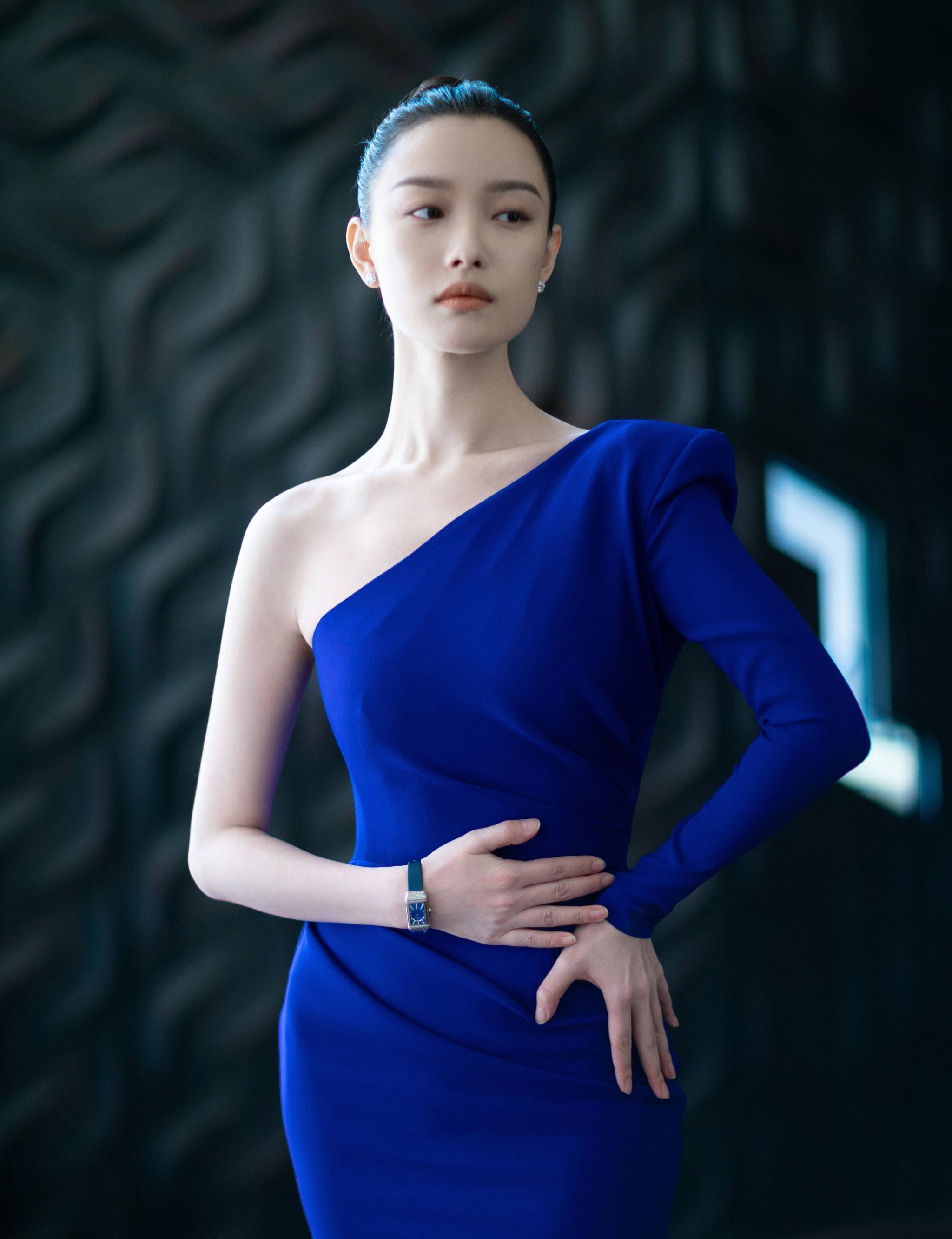 倪妮 蓝色斜肩长裙