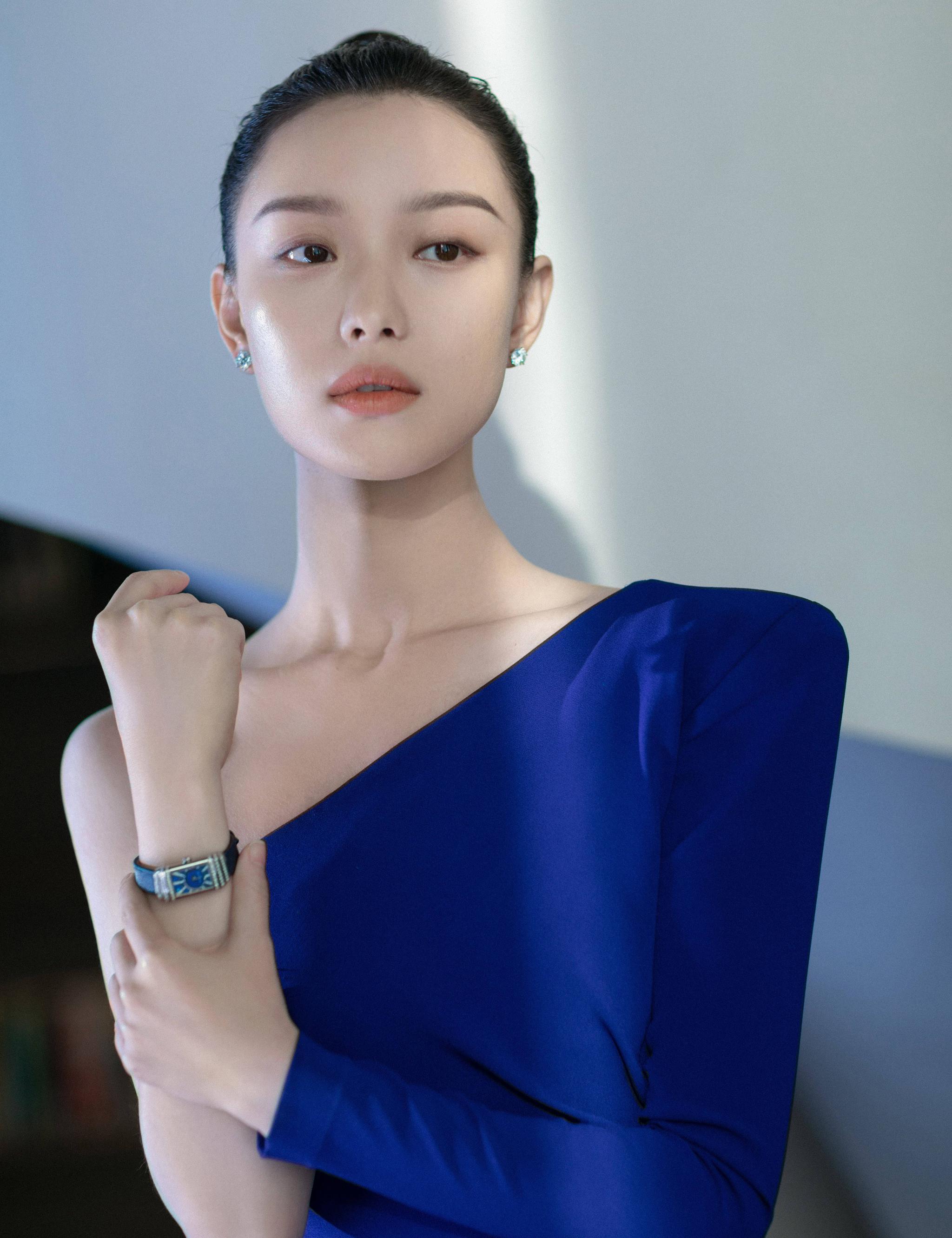 倪妮 蓝色斜肩长裙