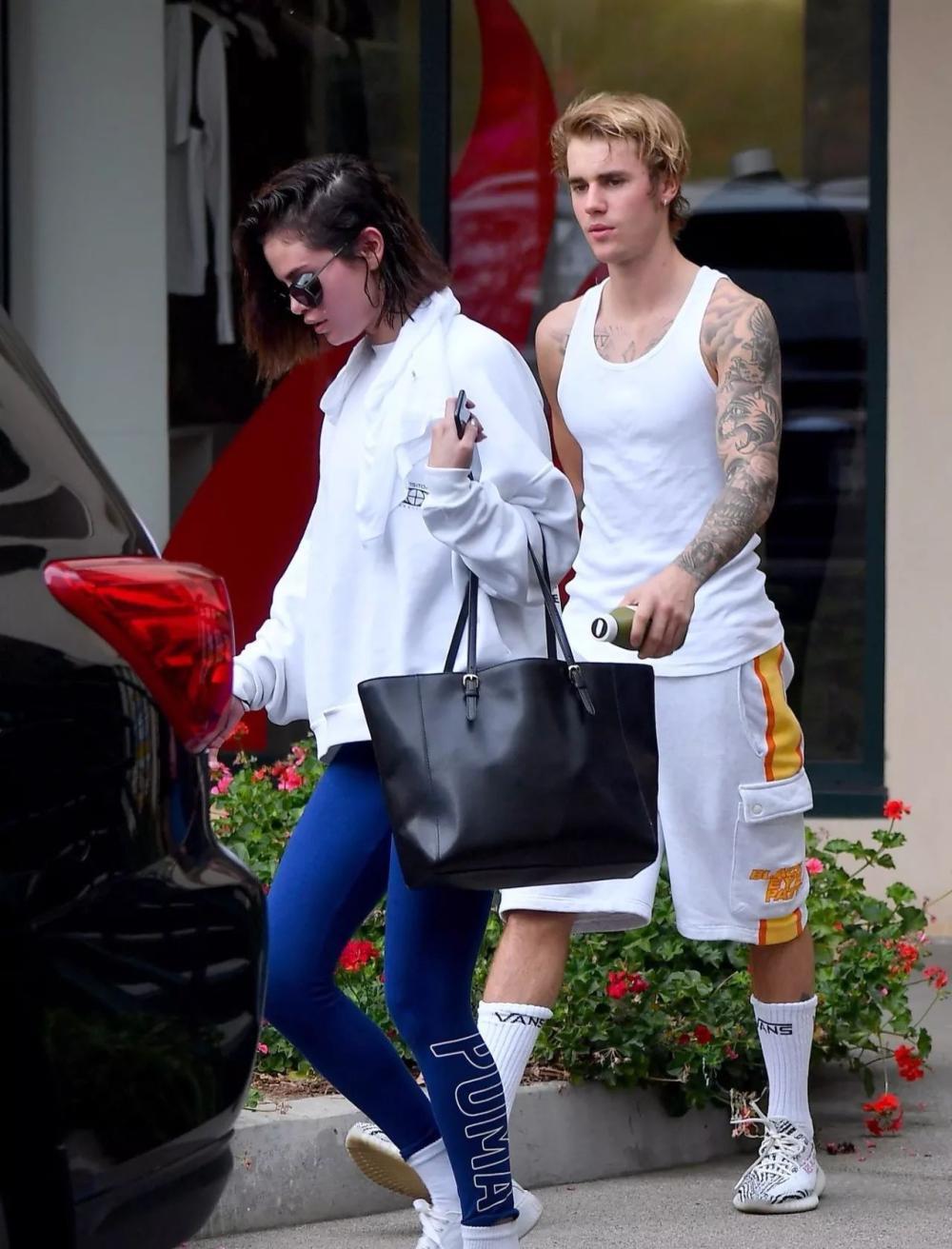 贾斯汀·比伯(justin bieber)被拍到跟女友赛琳娜·戈麦斯(selena