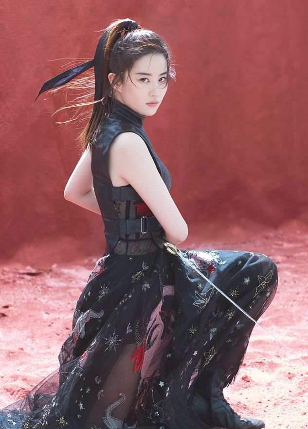 刘亦菲化身女侠客英姿飒爽剑眉英挺的她尽展侠女风范