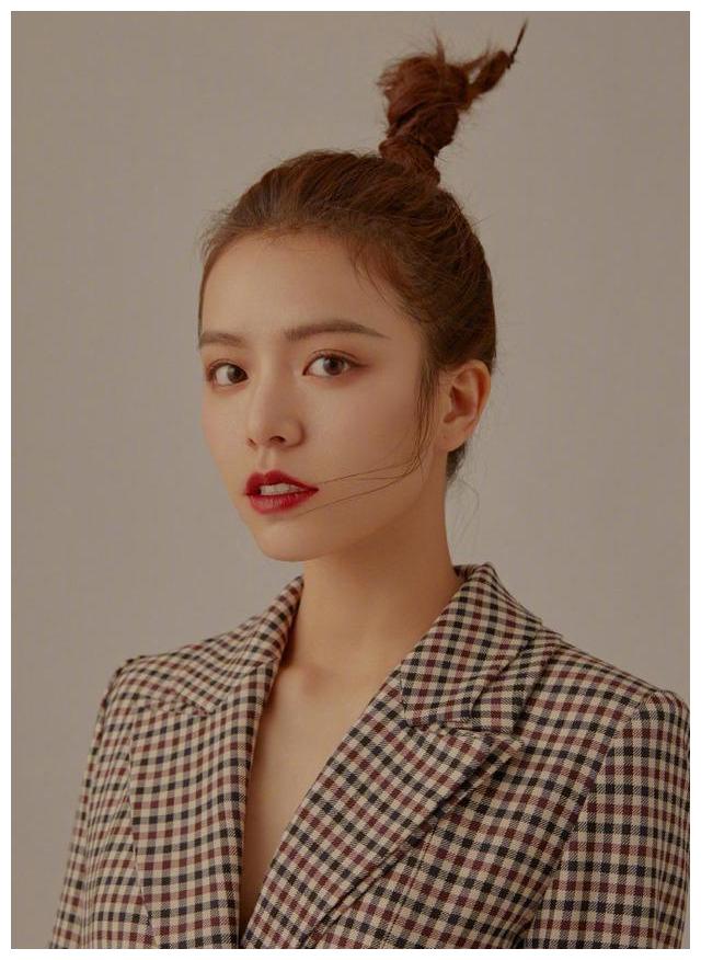 《少女时代》里相貌平平的林真心,现在大变样,冲天丸子头吸睛