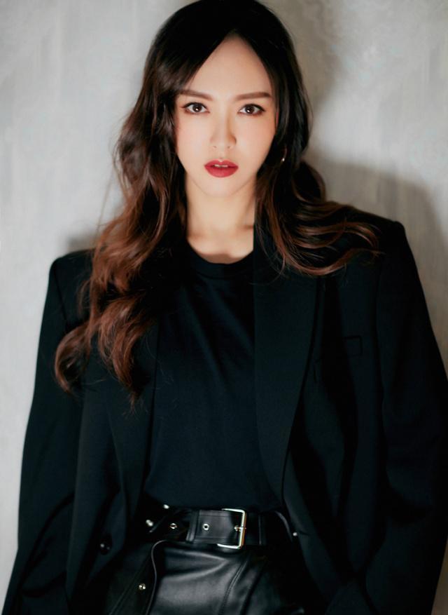 唐嫣穿西装出席某活动气质优雅,却被小肉脸抢镜,胖了还是美了?