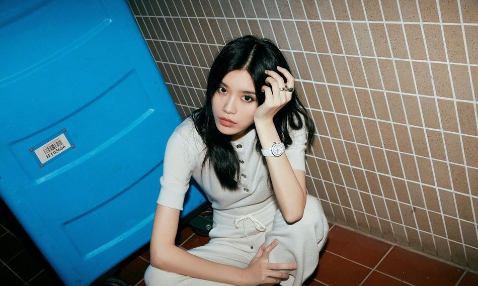 奚梦瑶白色套装气质清冷