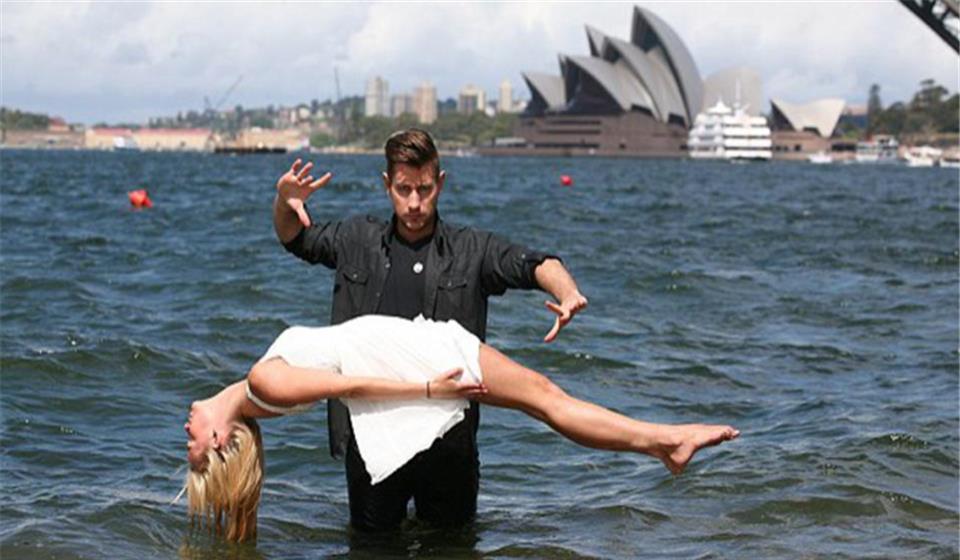 人体悬浮魔术如何做到其实原理很简单看完感觉自己失了智