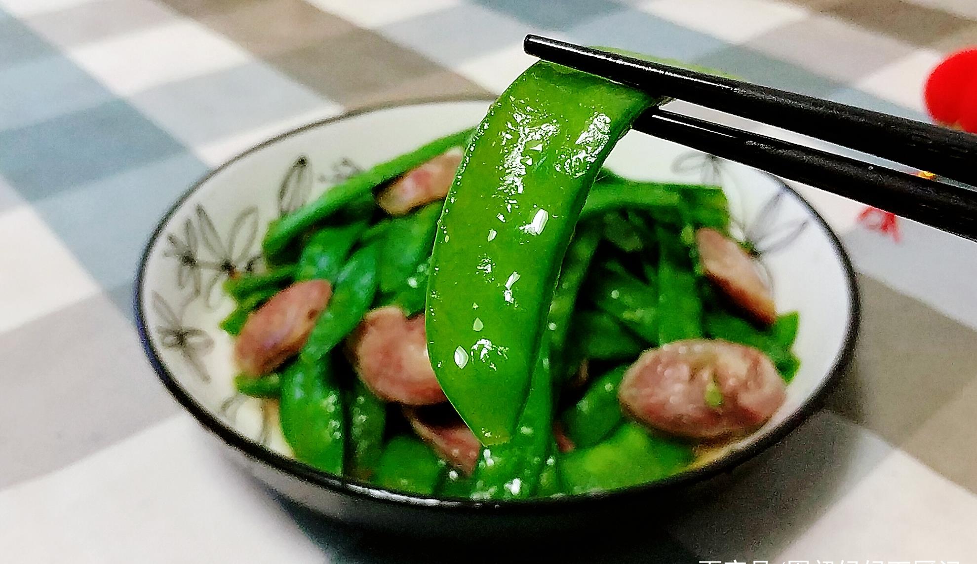 荷兰豆炒腊肠,怎样做才能色泽鲜亮,口感爽脆?大厨说关键在这步