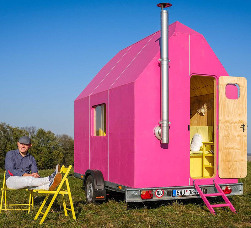 捷克建筑师低价造迷你房车,粉色外观直戳少女心