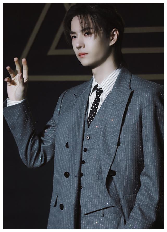 王一博被称"费渡本渡",红毯新造型一出来,从头发丝贵气到脚!