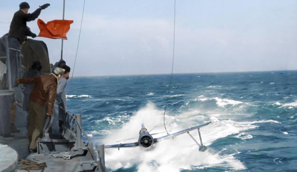 这是一张拍摄于1943年4月29日的照片,一架翠鸟式水上飞机正向母舰滑行