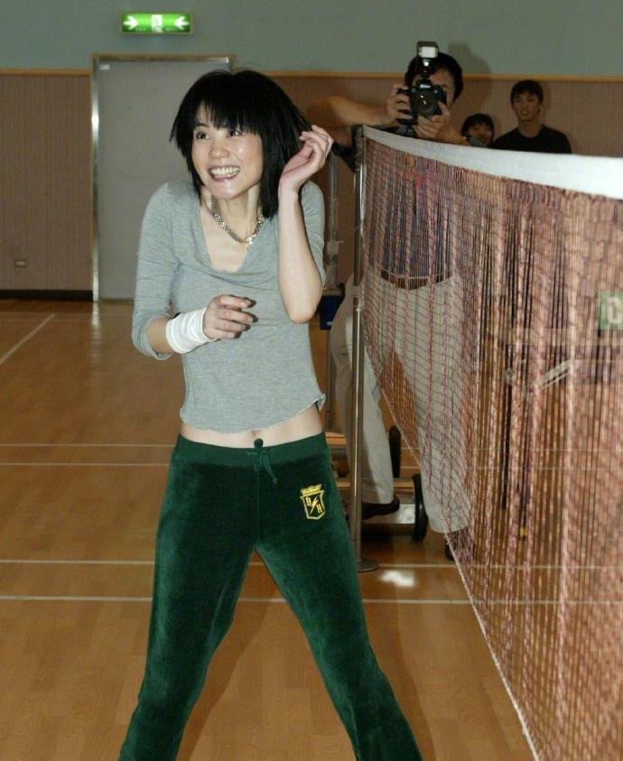 王菲15年前纯素颜打球照片曝光,身材干瘦但是皮肤白皙似少女