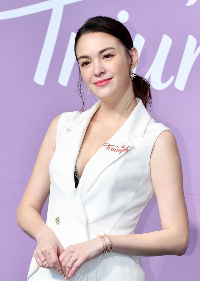 张榕容穿白色深V裙秀好身材,五官精致显露混血美
