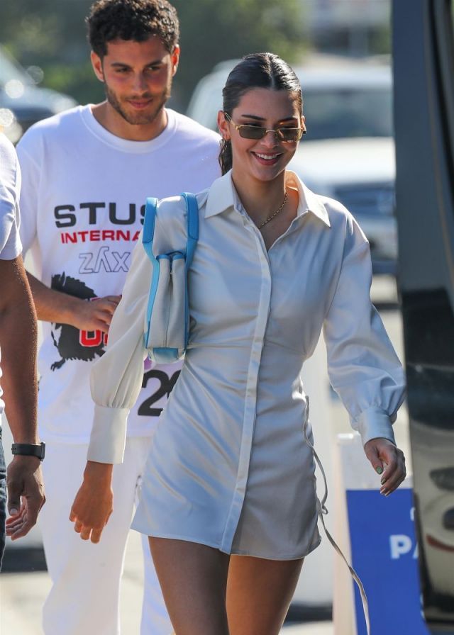 肯豆詹娜游艇度假超惬意穿白衬衫玩下衣失踪秀超模腿