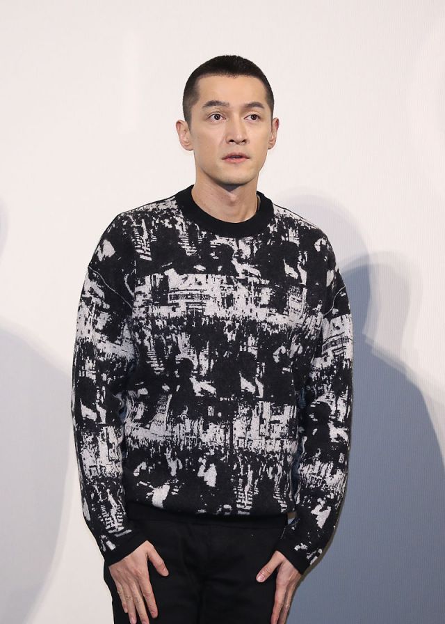 胡歌寸头亮相帅气清爽有颜任性 笑言剃头为庆祝票房过两亿