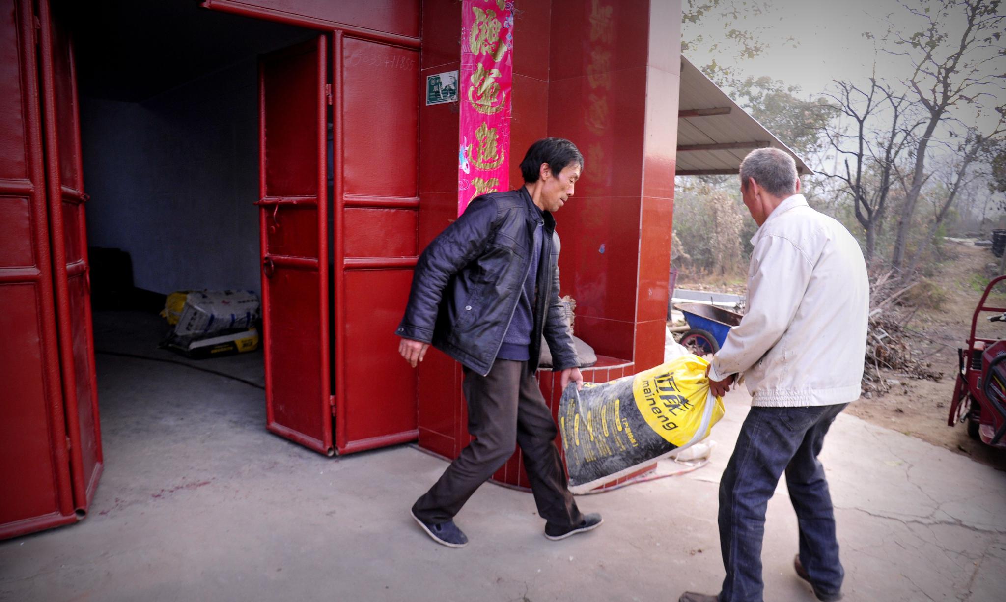 农村3兄弟土法烧酒 配合默契让人羡慕 唯独不敢白天烧 啥原因