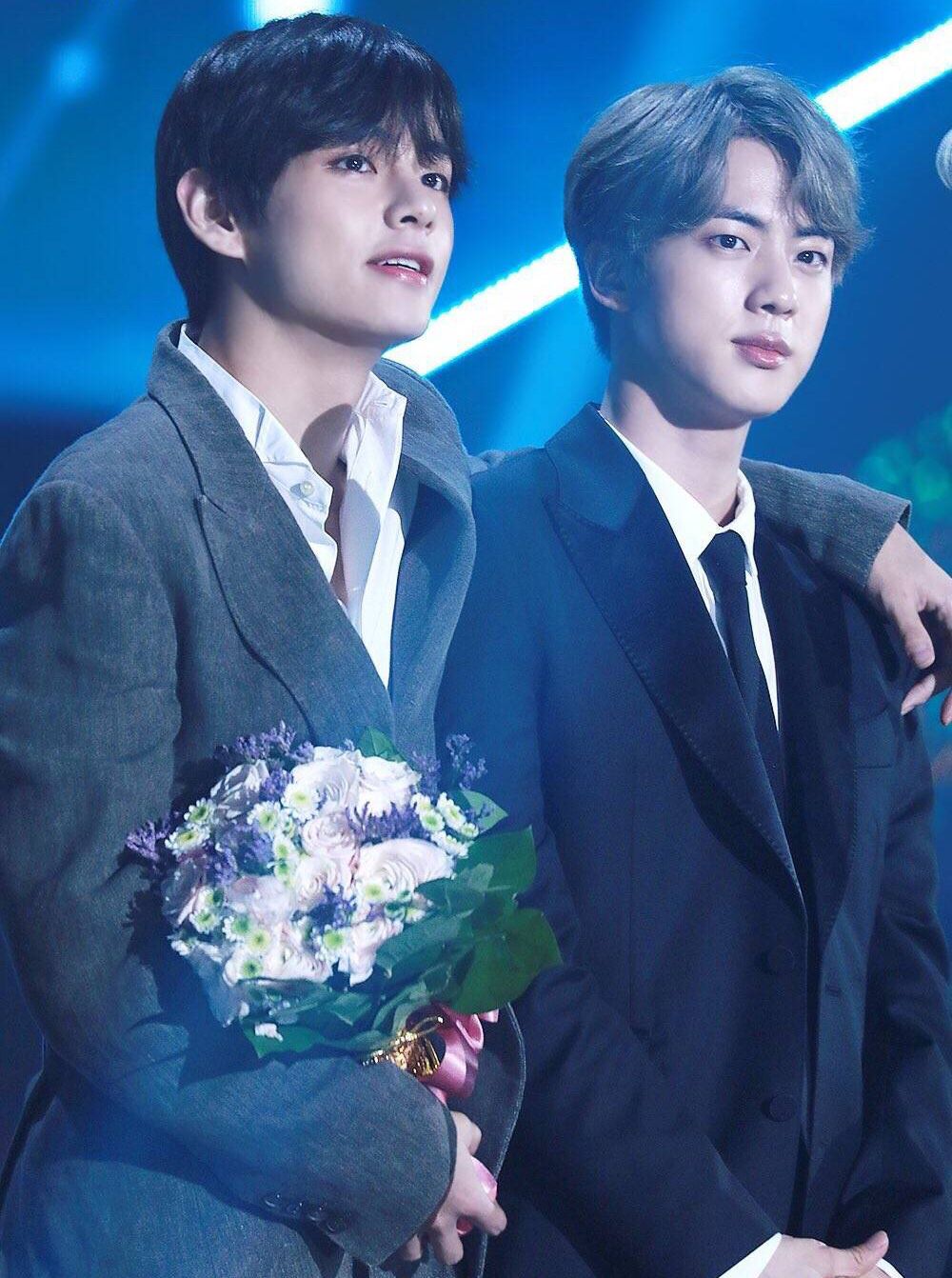 防弹少年团:围巾vjincp放大招!近期演唱会甜蜜对视还要抱抱!