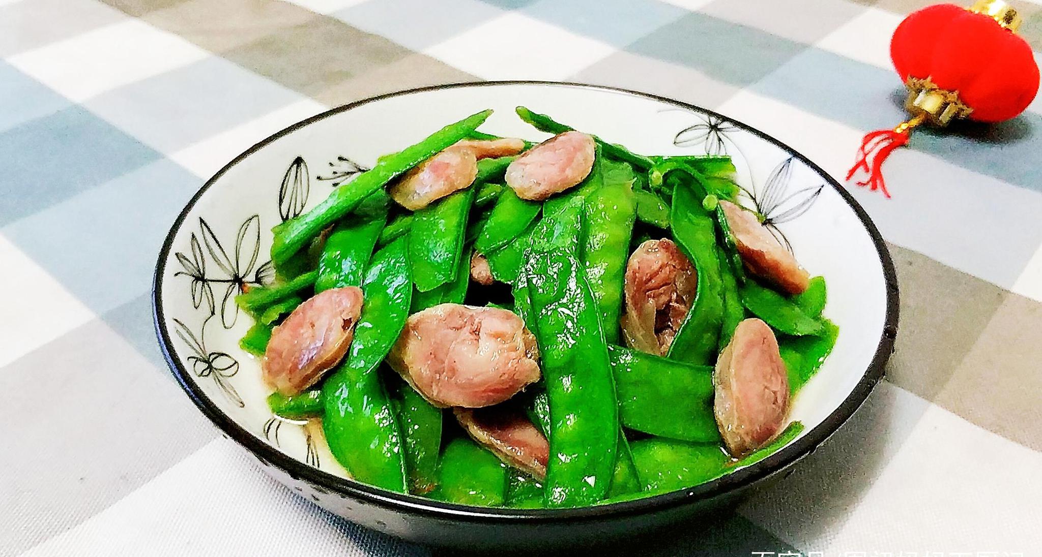 荷兰豆炒腊肠,怎样做才能色泽鲜亮,口感爽脆?大厨说关键在这步