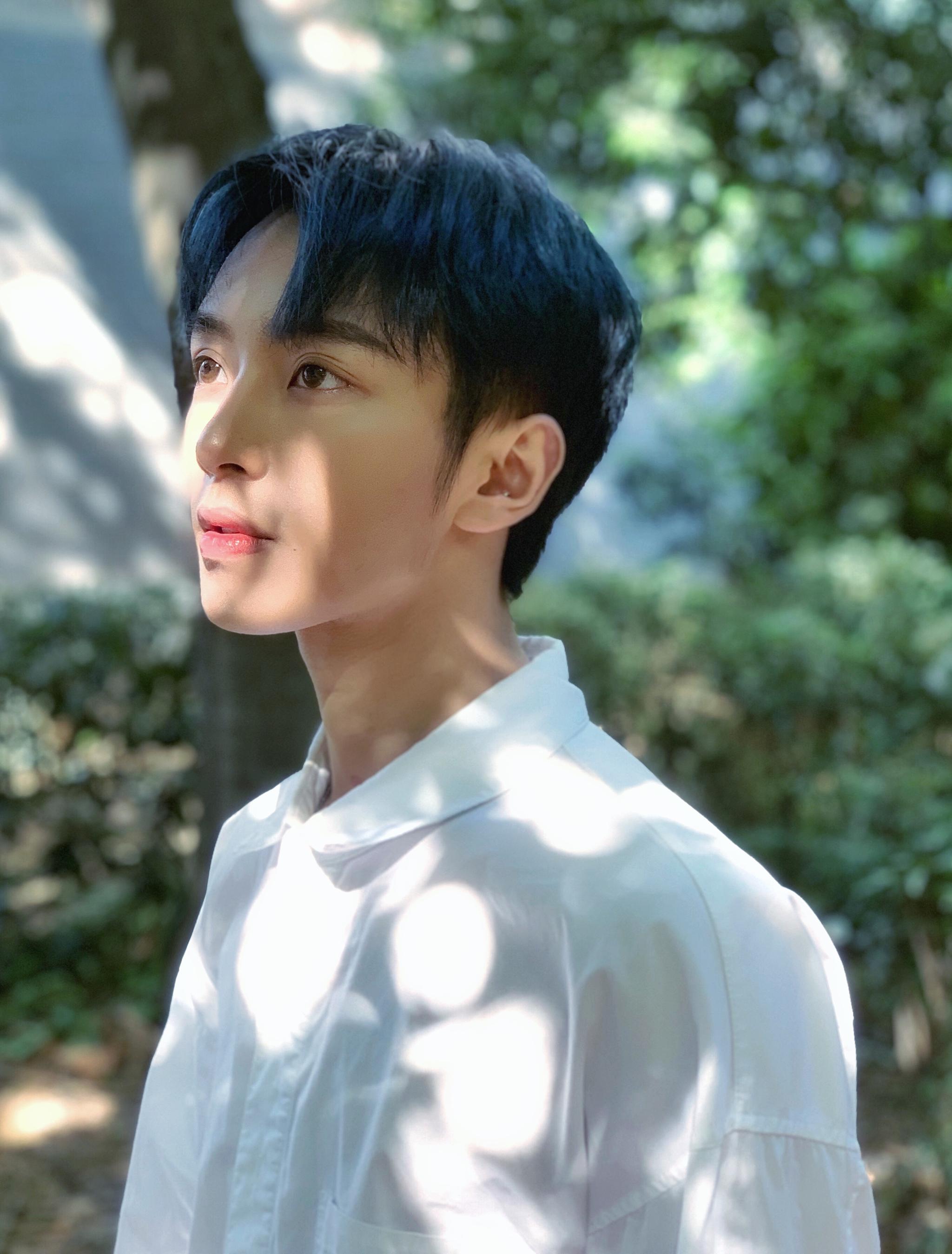 蓝发黑瞳漫画颜新人杨何最新写真诠释偶像气质