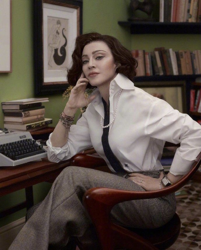 麦当娜 最新《vogue》杂志英国版写真