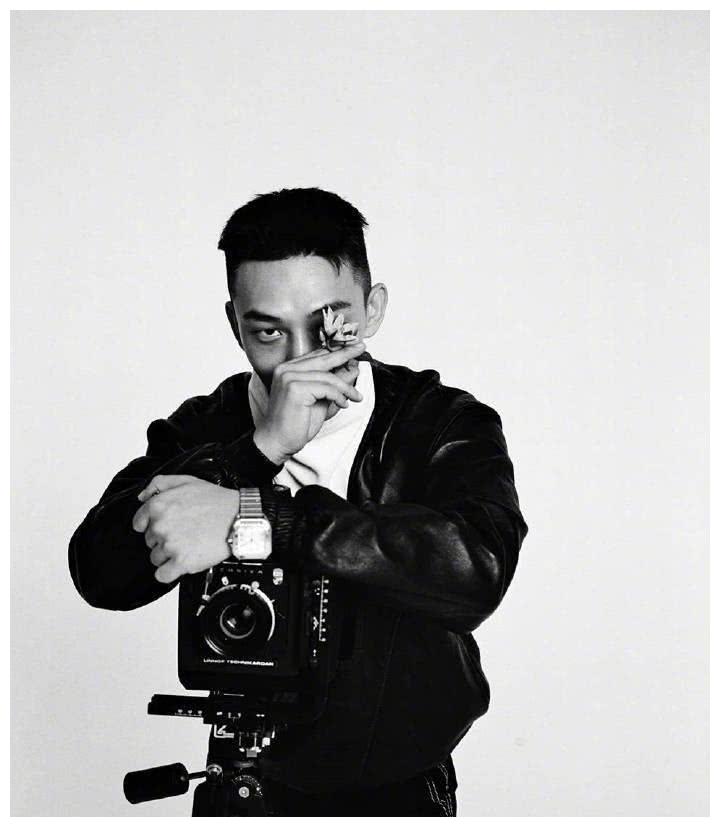 最后是这个黑白画面,在镜头前的刘亚仁身穿皮衣,加上一块很大的手表