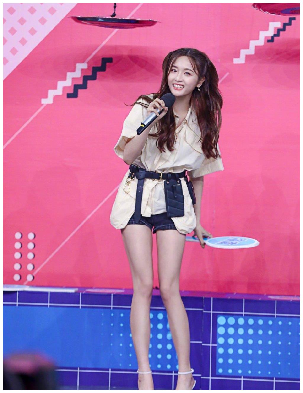 172cm关晓彤撞上166cm吴宣仪同为双马尾造型到底谁是真腿精