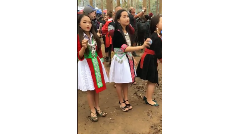 早就听说了老挝的相亲大会这次来旅游正好赶上果然美女如云啊