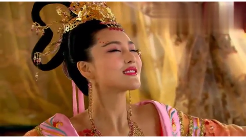 胡仙儿占据妲己的身体,妲己强撑着一丝意念,清醒好像人格分裂