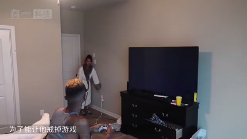 外国小哥被女友逼迫用12吨压路机压Xbox
