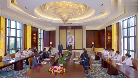 富家子接受家族企业,长辈们瞧不起他,没想到他一句话众人佩服!_新浪新闻