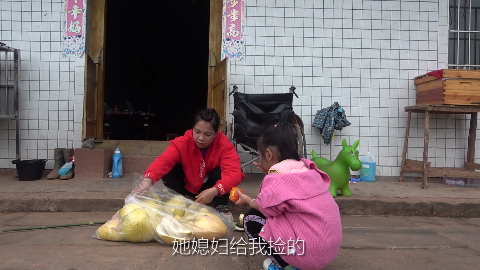 农村小英子:水果摊剩下的柚子皮,英子拿来晾干,原来是为了这样用