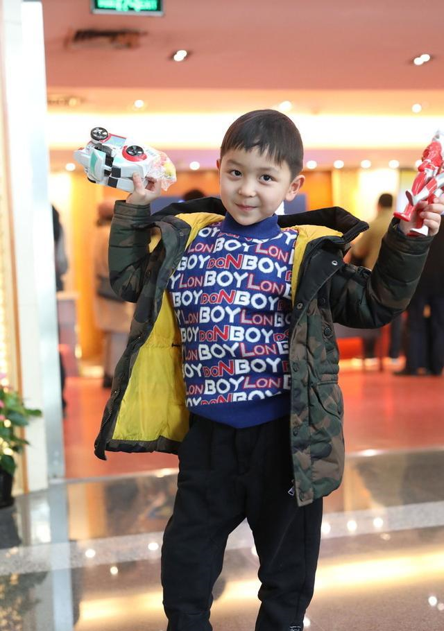 邓莎和大麟子走机场大麟子手拿玩具真可爱邓莎身材太好如少女