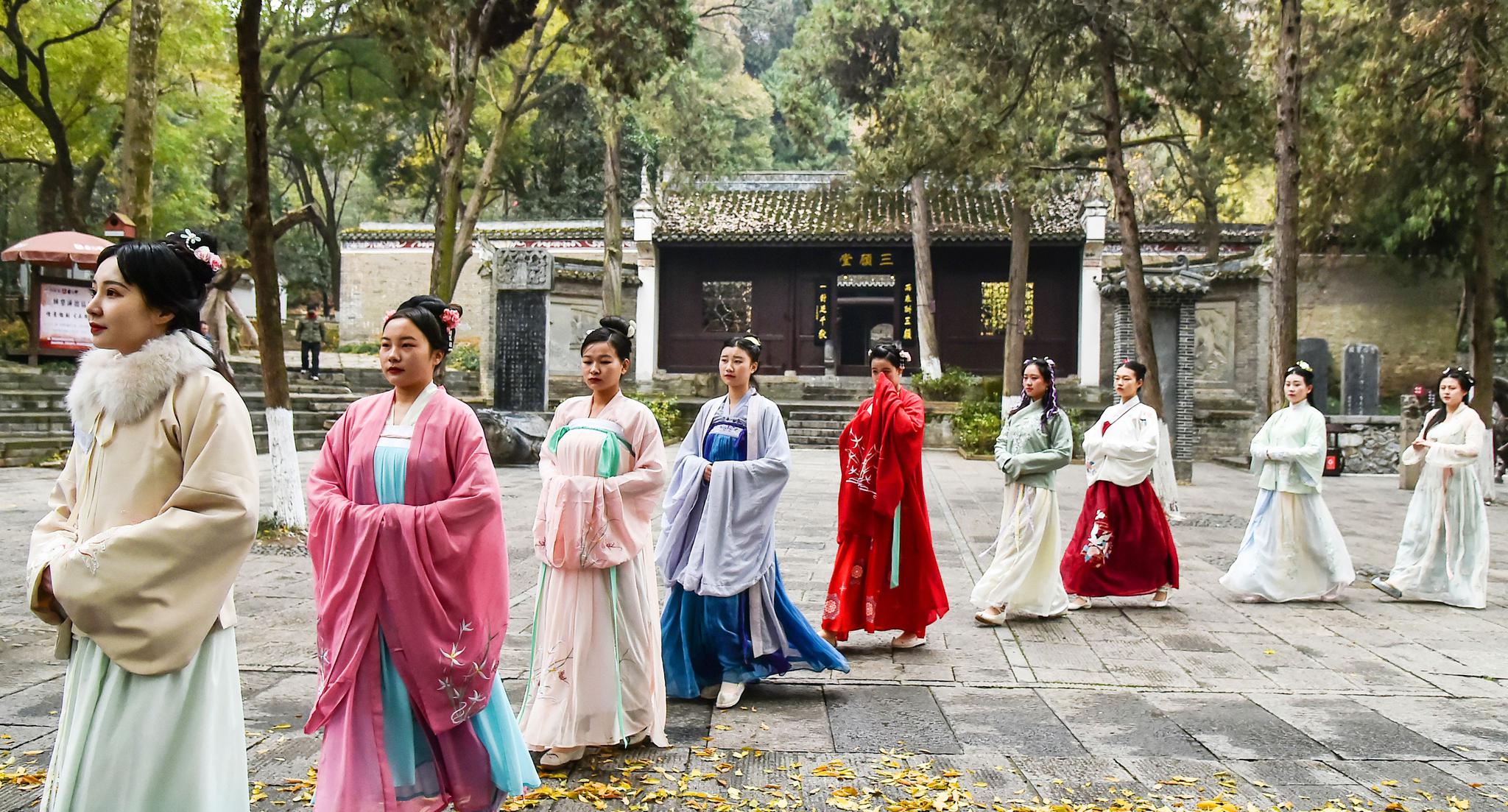 2019贺岁MV侠客襄阳中的汉服表演团队|队员|护城河|襄阳市|湿地公园|金庸_新浪新闻
