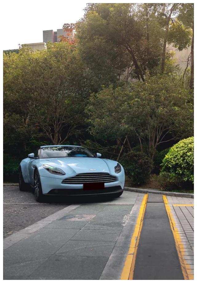 广州街头实拍各种性能豪车,到底谁才是这条街最靓的"仔"?