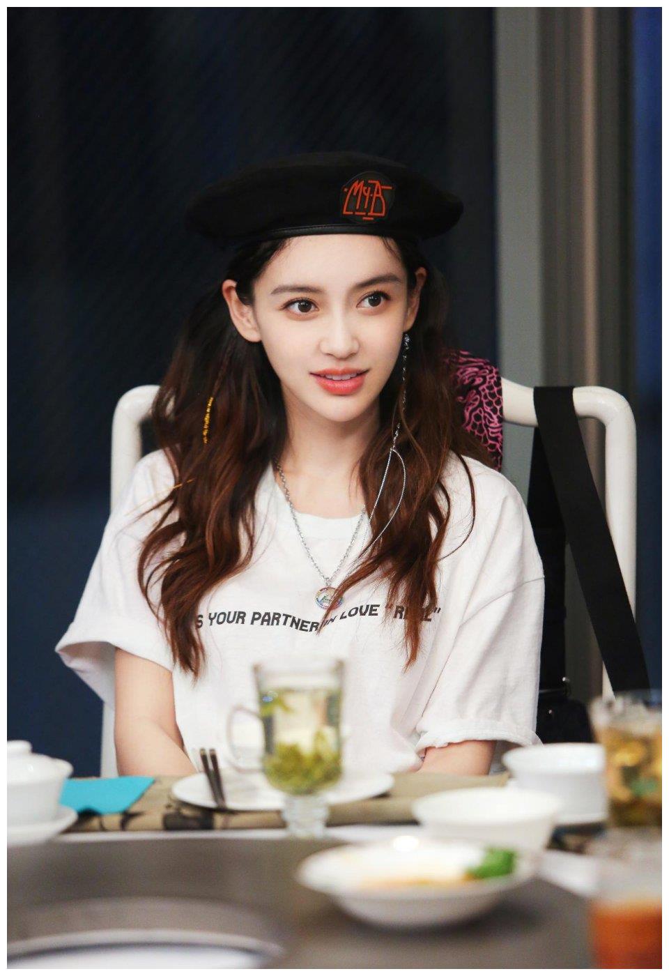潮流合伙人收官angelababy格纹短裙配t恤尽显少女气息