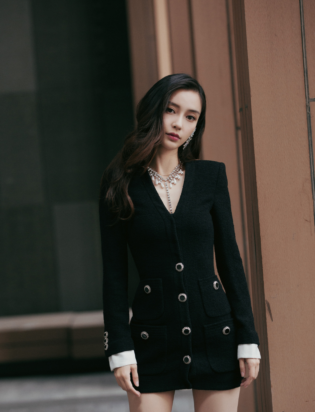 angelababy黑色西装优雅性感,知性甜美,黄教主的眼光果然毒!