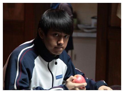 《万箭穿心》母子重逢!李现与颜丙燕亲昵合影,举动太绅士!