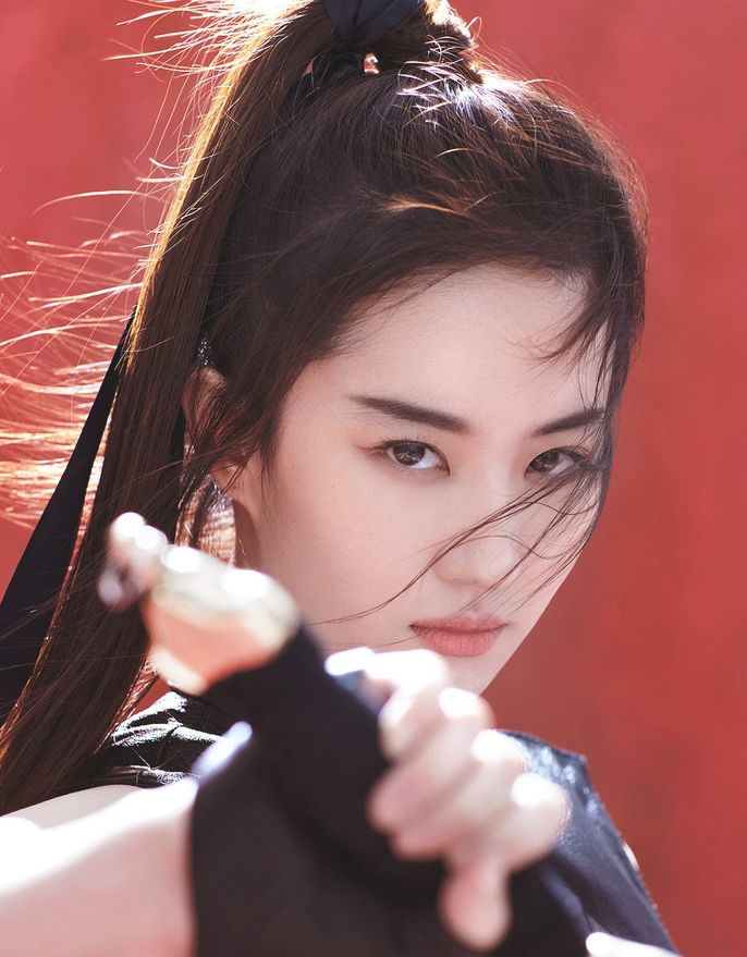 刘亦菲化身女侠客英姿飒爽剑眉英挺的她尽展侠女风范