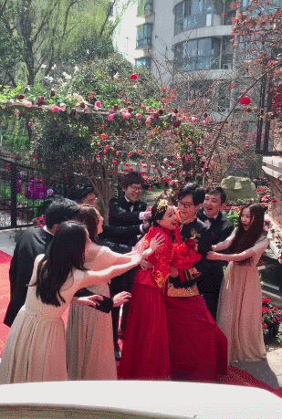 起哄闹新郎新娘亲吻,望着舞台傻傻发呆|王思聪|伴娘|伴郎_新浪新闻