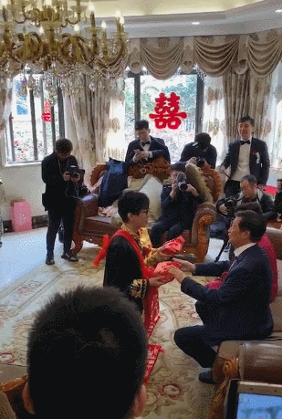 起哄闹新郎新娘亲吻,望着舞台傻傻发呆|王思聪|伴娘|伴郎_新浪新闻