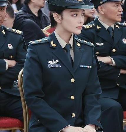 张馨予最近也晒出来军装照,依旧是短发,标准的坐姿,估计需要拍一部