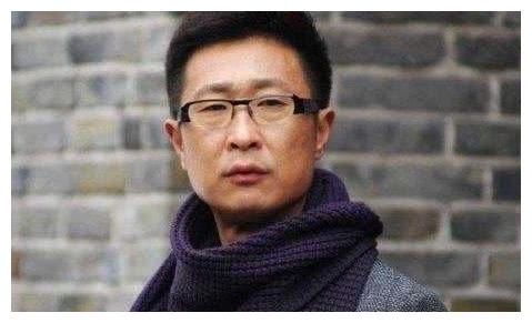 国家一级演员,曾和妻子住30平米婚房,孩子离开时还在演小品