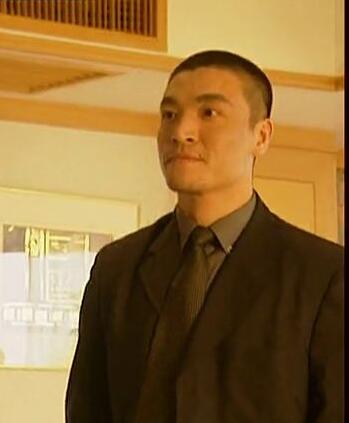 电视剧黑洞中张峰为什么不灭口小芮而是把赵志刚灭口了