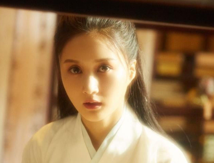 可能观众不是很熟悉的,李诺凭借着《小别离》正式进入演艺圈,之后也