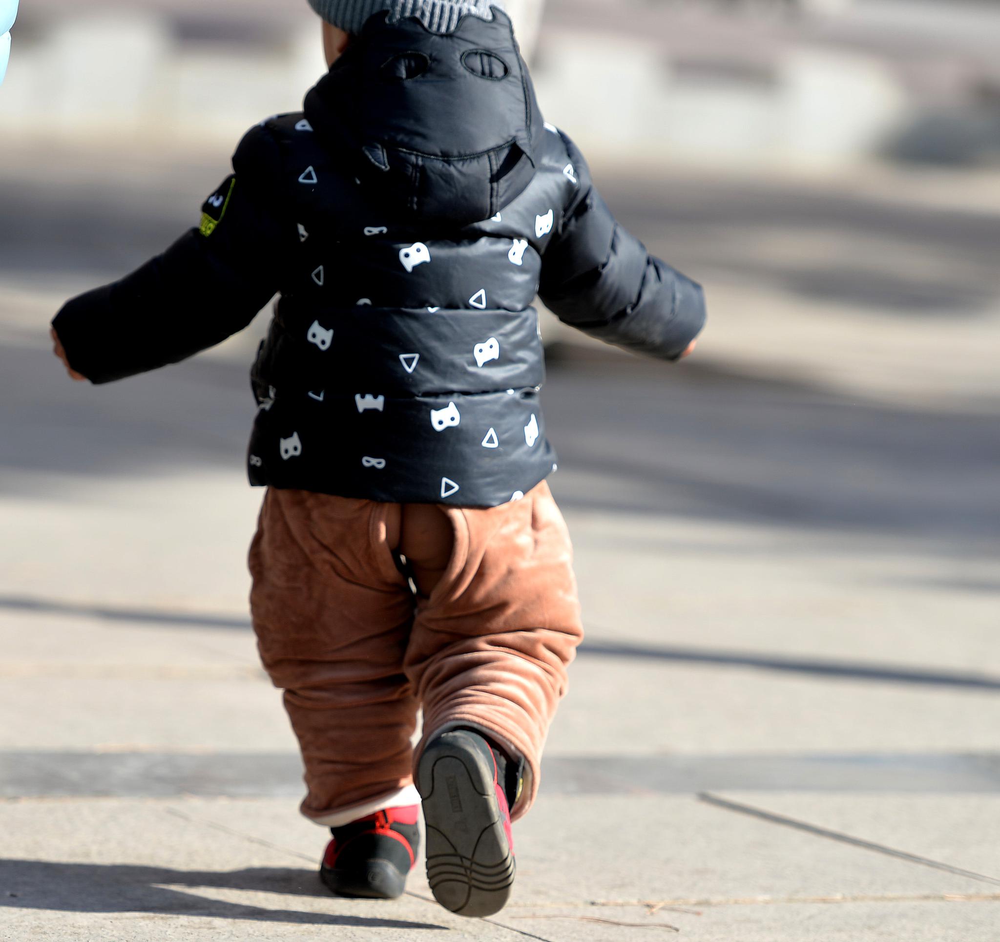 数九天辽宁气温飙升8小孩街头穿开裆裤