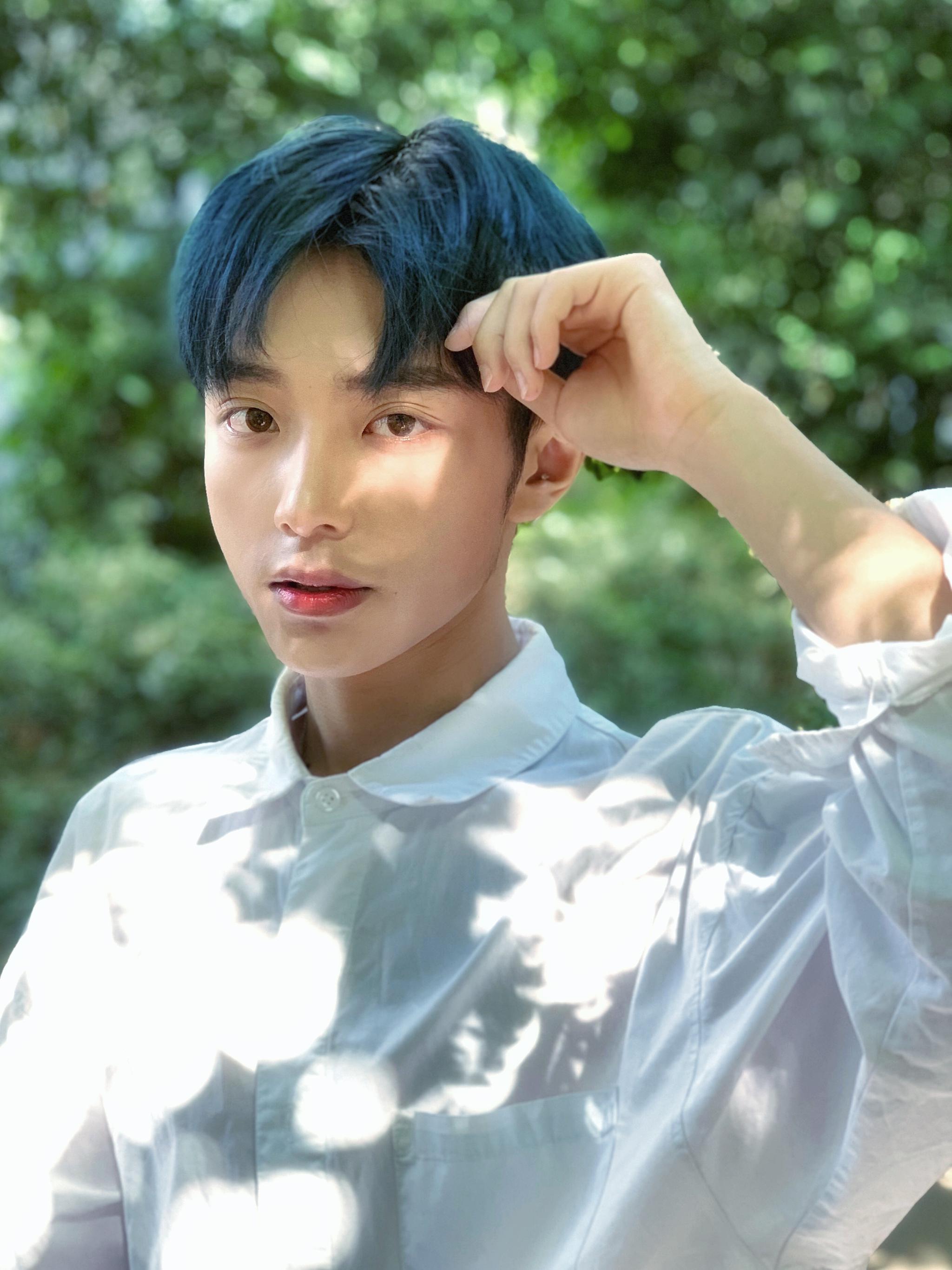 蓝发黑瞳漫画颜,新人杨何最新写真诠释偶像气质