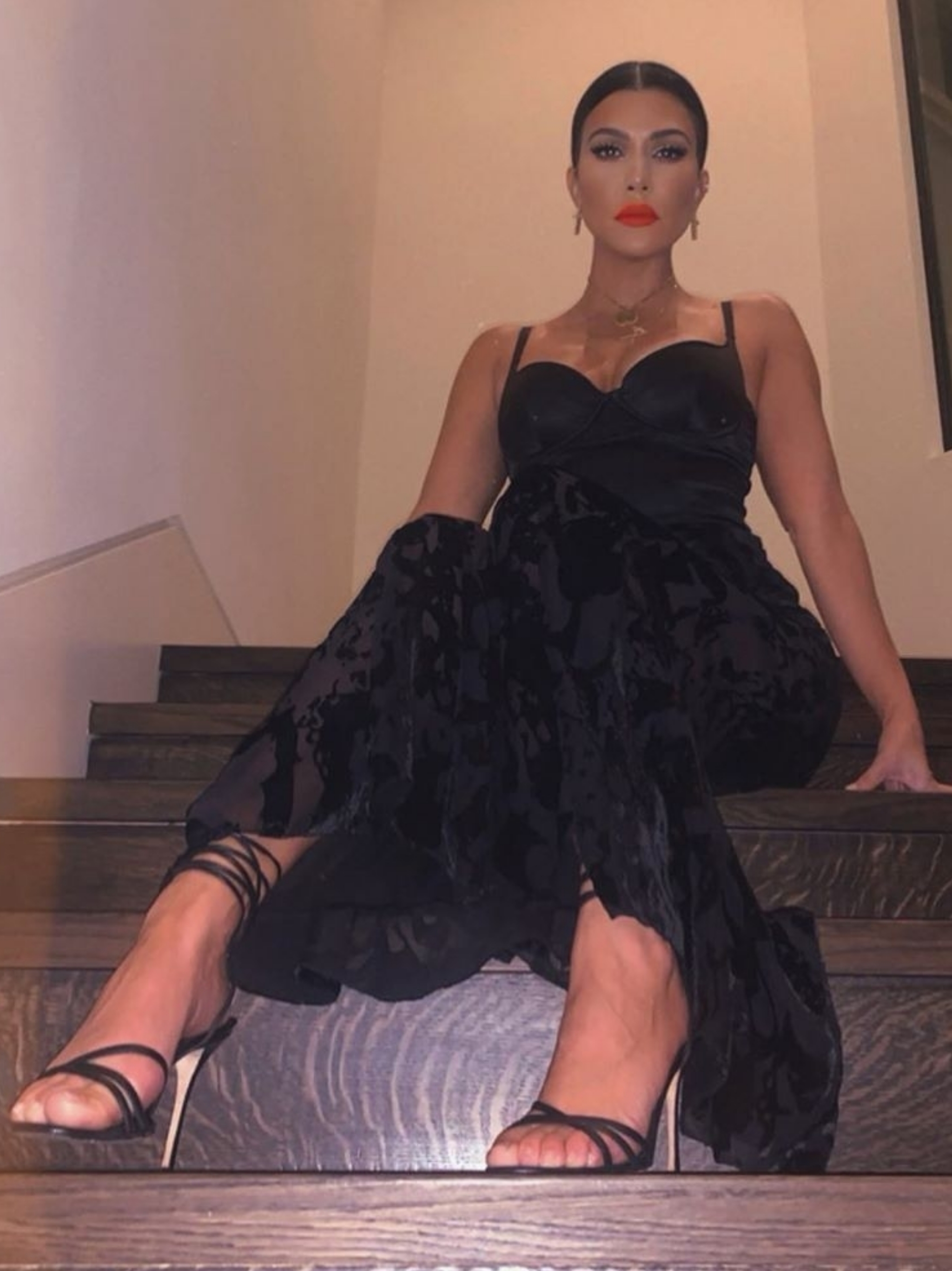 考特尼卡戴珊个人写真照片漏出镜头前花枝招展魅力十足