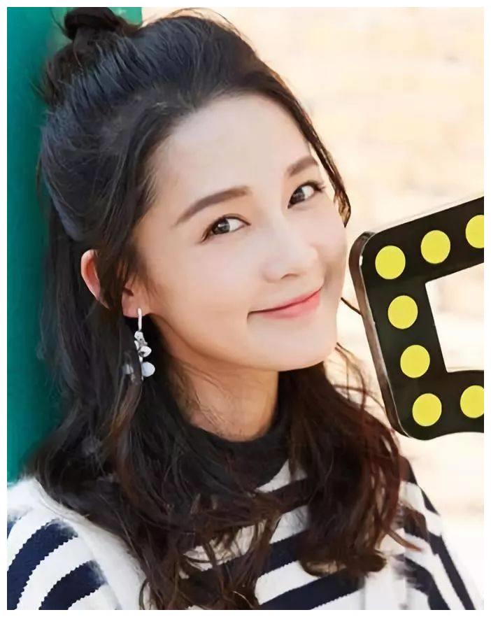 马思纯一身休闲牛仔装,扎着半丸子头的她清爽中又带着时